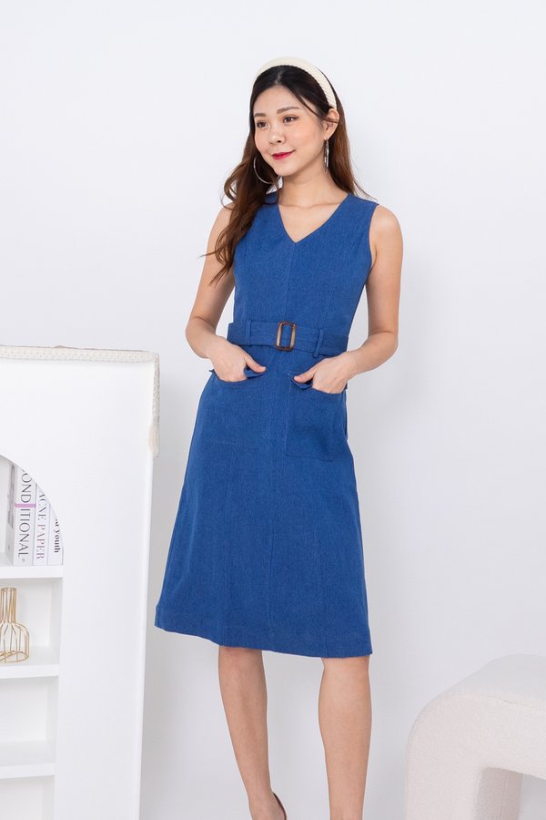 Nicollette Double Pockets Dress in Mid Wash