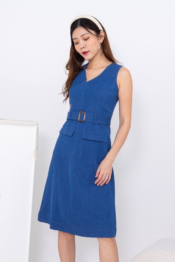 Nicollette Double Pockets Dress in Mid Wash