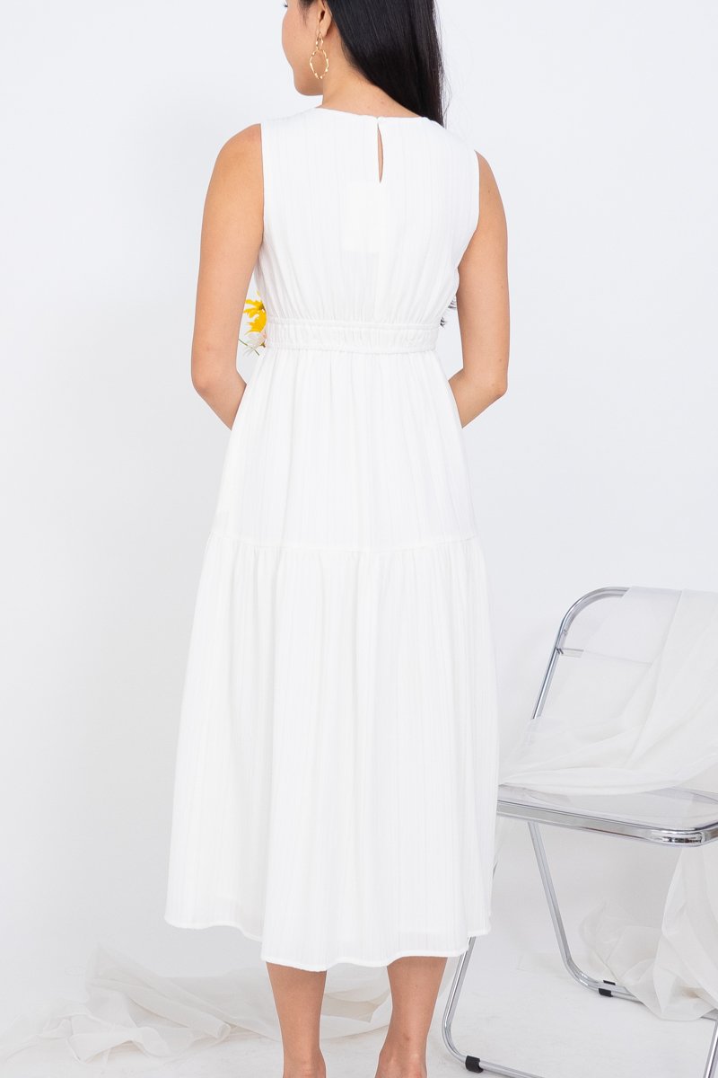 Kayci Textured Tiered Midi Dress in White | 3INUTE
