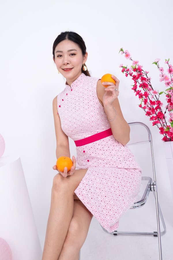 Le (乐) Oriental Eyelet Center Slit Cheongsam Dress in Hot Pink