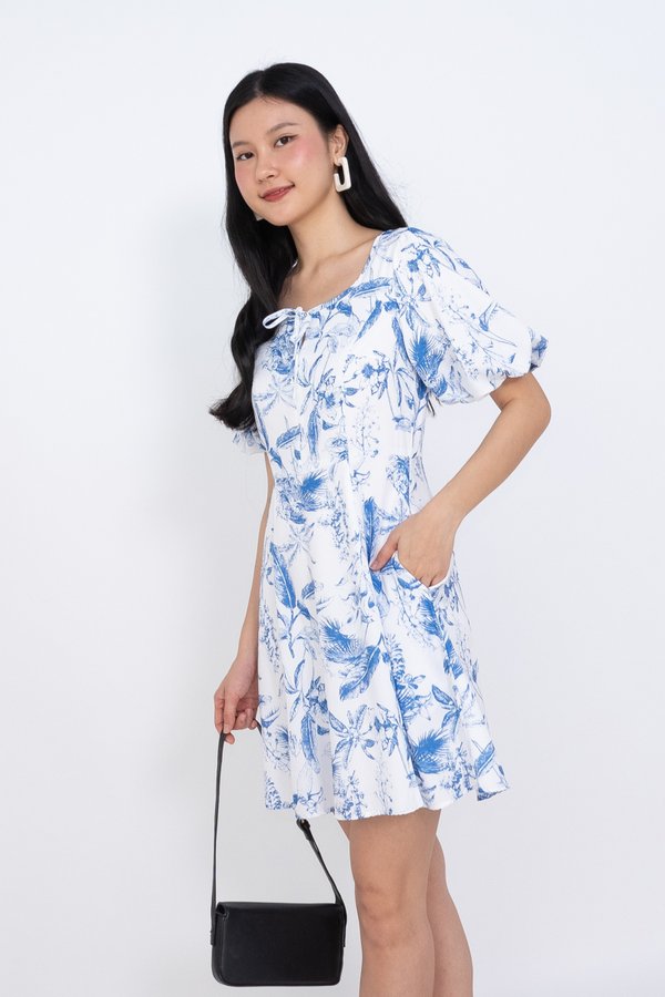 Maralyn Floral Puffy Sleeve Scoop Neckline Tie Dress in Blue Porcelain Toile 