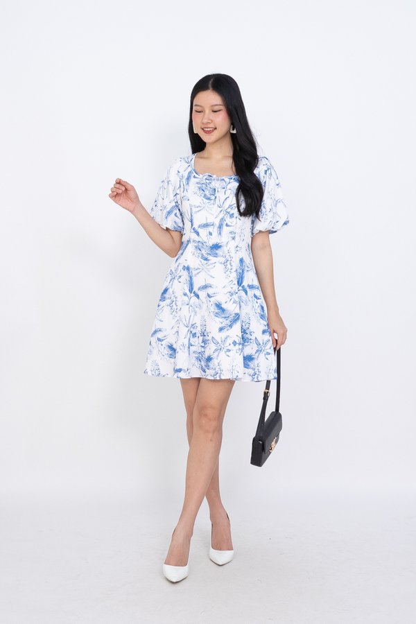 Maralyn Floral Puffy Sleeve Scoop Neckline Tie Dress in Blue Porcelain Toile 