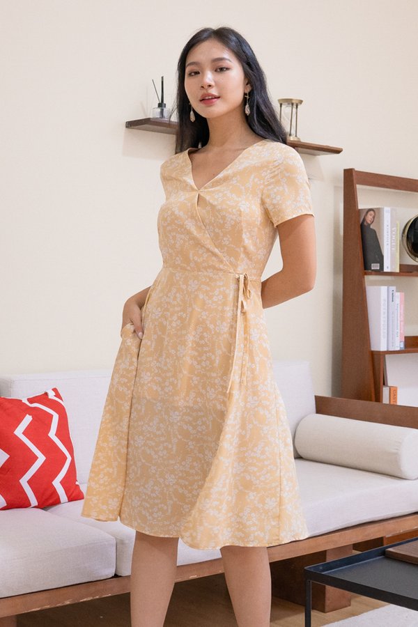 MADEBY3INUTE Niko Sleeved Midi Dress in Yellow Florals