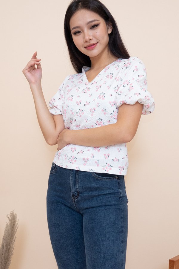 MADEBY3INUTE En V Neck Puff Sleeves Top in Pink Florals